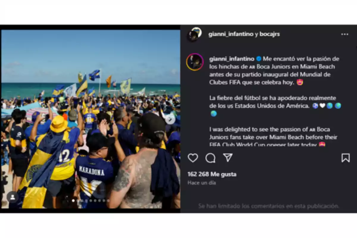 Aficionados de Boca Juniors celebran en la playa con banderas y camisetas azules y amarillas antes de un partido, mientras el mar y el cielo despejado se ven al fondo Aficionados de Boca Juniors celebran en la playa con banderas y camisetas azules y amarillas antes de un partido, mientras el mar y el cielo despejado se ven al fondo