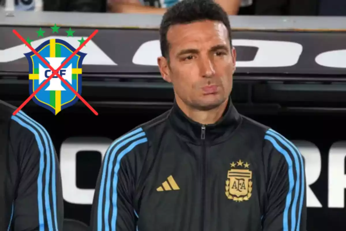 Un hombre con chaqueta de la selección argentina está sentado, mientras a su lado hay un escudo de Brasil tachado con una cruz roja.