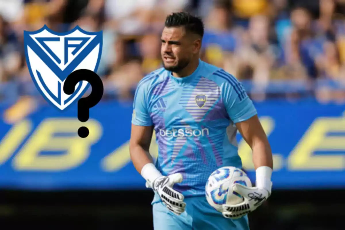 Un jugador de fútbol con uniforme azul claro sostiene un balón en el campo, mientras un escudo con un signo de interrogación aparece a su lado.