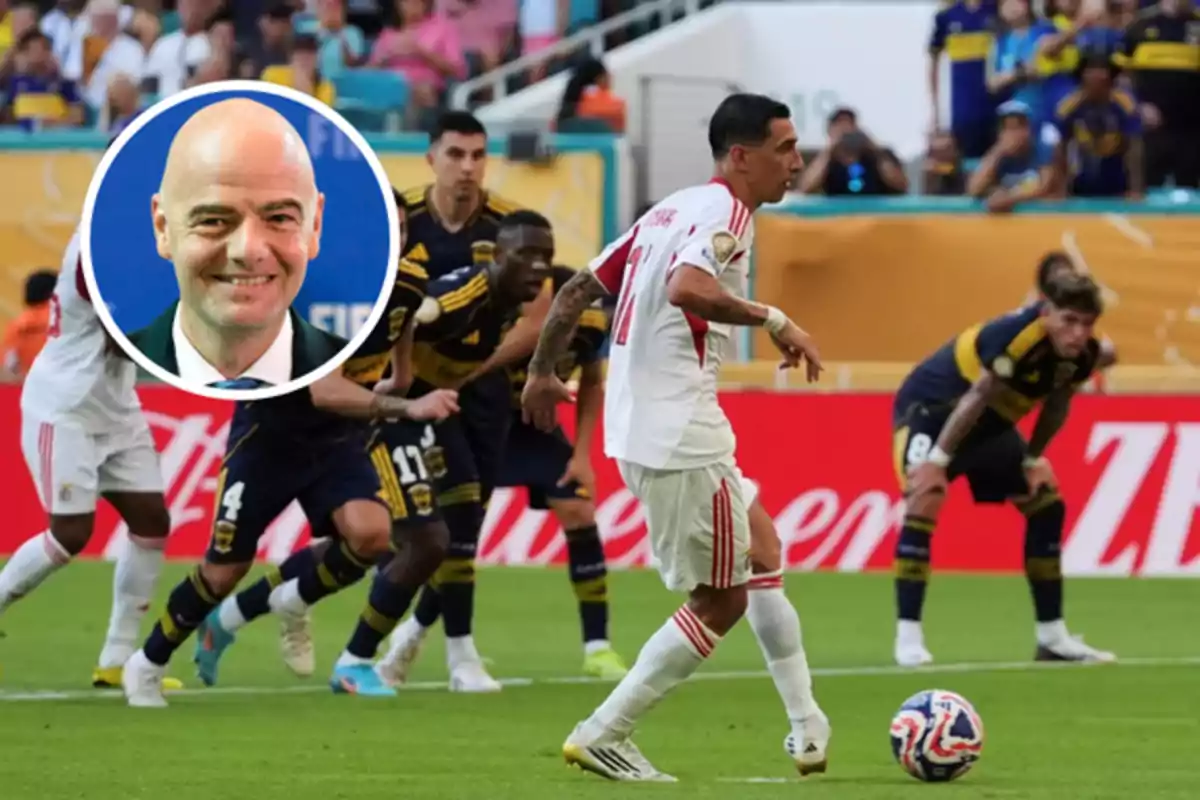 Un jugador de fútbol con uniforme blanco se prepara para patear un balón durante un partido mientras varios jugadores con uniforme azul y amarillo observan la jugada y en la esquina superior izquierda aparece un recuadro con el rostro de un hombre calvo sonriendo.