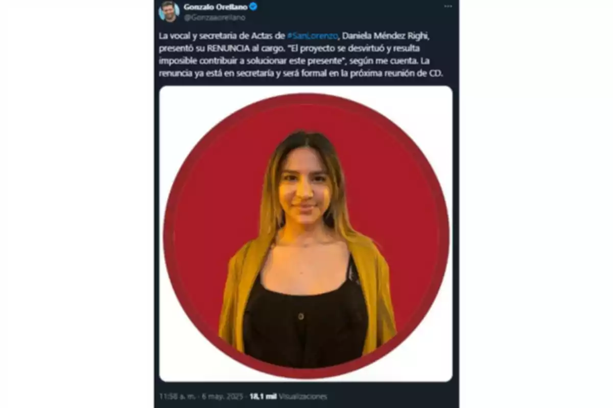 Una publicación en redes sociales muestra un mensaje de Gonzalo Orellano sobre la renuncia de una vocal y secretaria de actas de San Lorenzo, Daniela Méndez Righi, quien dejó su cargo debido a que el proyecto se desvirtuó y considera imposible contribuir a solucionar la situación actual; la imagen incluye una foto de una mujer sobre un fondo rojo. Una publicación en redes sociales muestra un mensaje de Gonzalo Orellano sobre la renuncia de una vocal y secretaria de actas de San Lorenzo, Daniela Méndez Righi, quien dejó su cargo debido a que el proyecto se desvirtuó y considera imposible contribuir a solucionar la situación actual; la imagen incluye una foto de una mujer sobre un fondo rojo.