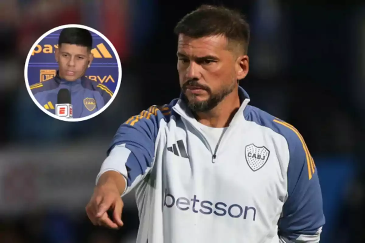 Un entrenador de fútbol con uniforme de entrenamiento de Boca Juniors señala hacia adelante, mientras en un recuadro se muestra a un jugador del mismo equipo hablando frente a un micrófono.