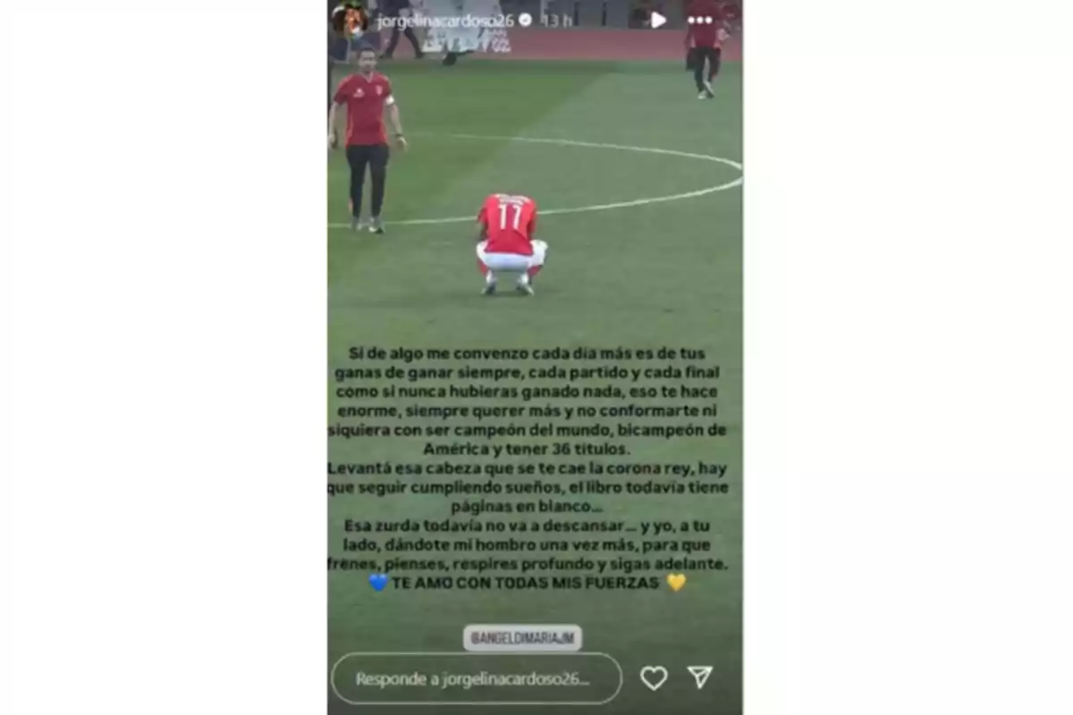 A player wearing the number 11 jersey is crouching on the field, while two people in sports uniforms are standing in the background; over the image, there is a message of support and motivation written in Spanish. A player wearing the number 11 jersey is crouching on the field, while two people in sports uniforms are standing in the background; over the image, there is a message of support and motivation written in Spanish.