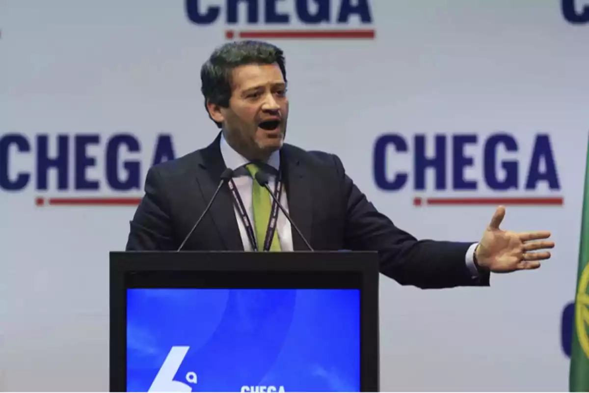 Un hombre hablando en un podio con el logo de Un hombre hablando en un podio con el logo de