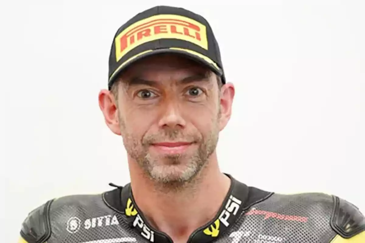 Hombre con gorra de Pirelli y traje de motociclista. Hombre con gorra de Pirelli y traje de motociclista.