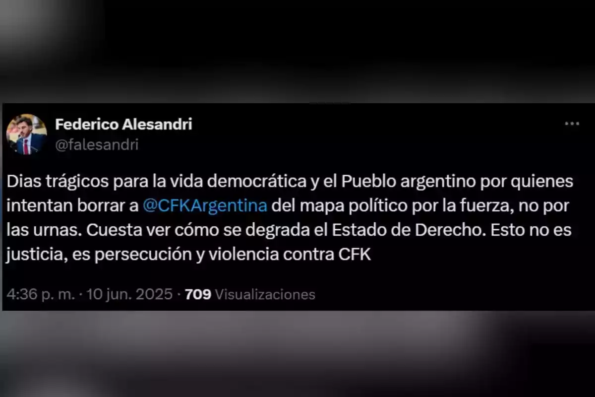 Captura de pantalla de un tuit de Federico Alesandri donde expresa preocupación por la situación democrática en Argentina y denuncia persecución y violencia contra CFK Captura de pantalla de un tuit de Federico Alesandri donde expresa preocupación por la situación democrática en Argentina y denuncia persecución y violencia contra CFK