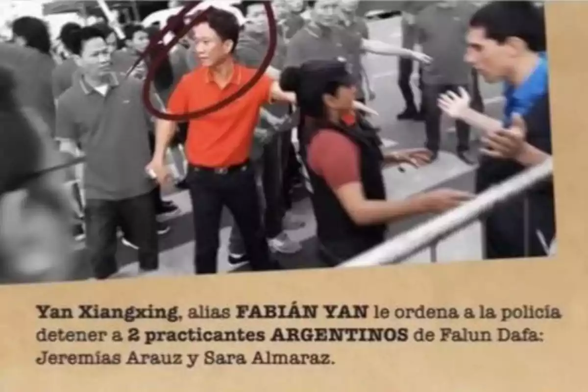 Un grupo de personas interactúa en una calle, con una persona destacada en el centro de la imagen, mientras un texto en la parte inferior describe un evento relacionado con la policía y practicantes de Falun Dafa.