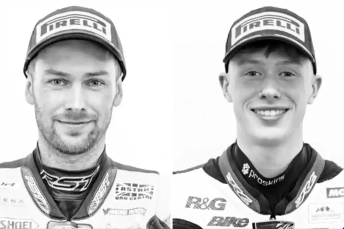 Dos motociclistas con gorras de la marca Pirelli posan para una foto en blanco y negro.