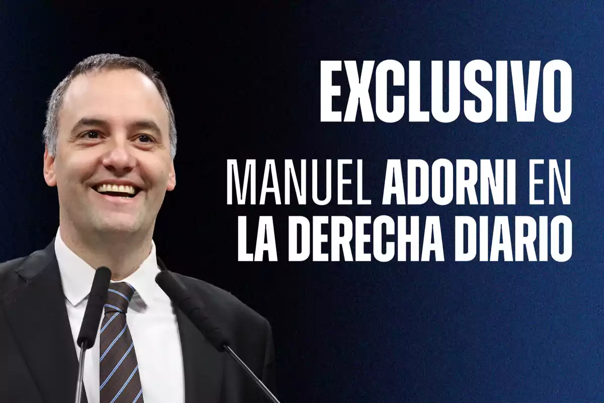 Un hombre sonriente con traje y corbata frente a un fondo azul oscuro con texto en letras blancas.