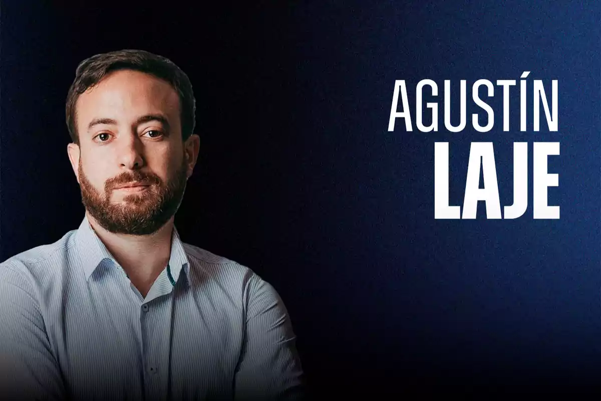 Un hombre con barba y camisa clara aparece en un fondo oscuro con texto grande a su lado.