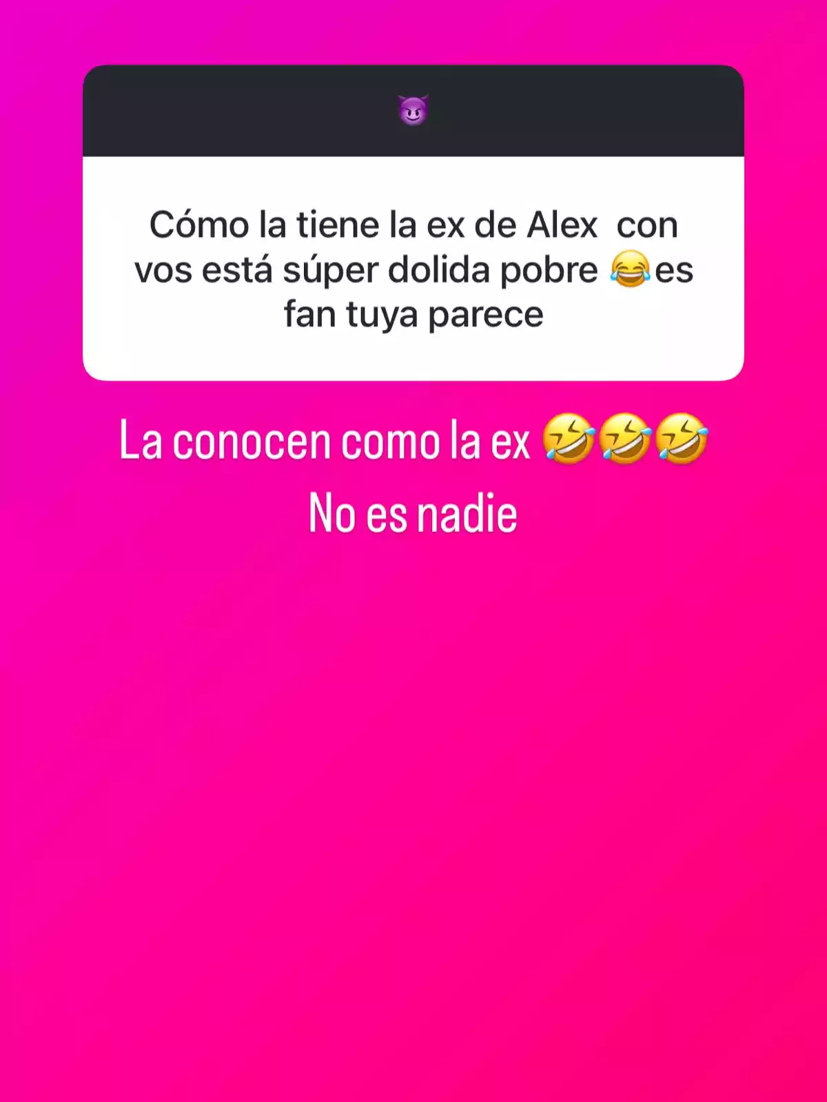 Imagen con fondo rosa y texto en el centro donde se comenta sobre la ex de Alex y se responde con emojis de risa diciendo que no es nadie. Imagen con fondo rosa y texto en el centro donde se comenta sobre la ex de Alex y se responde con emojis de risa diciendo que no es nadie.