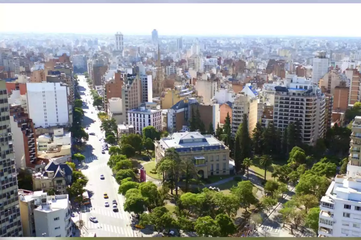 Vista panorámica de una ciudad con edificios altos, avenidas arboladas y un parque en el centro Vista panorámica de una ciudad con edificios altos, avenidas arboladas y un parque en el centro
