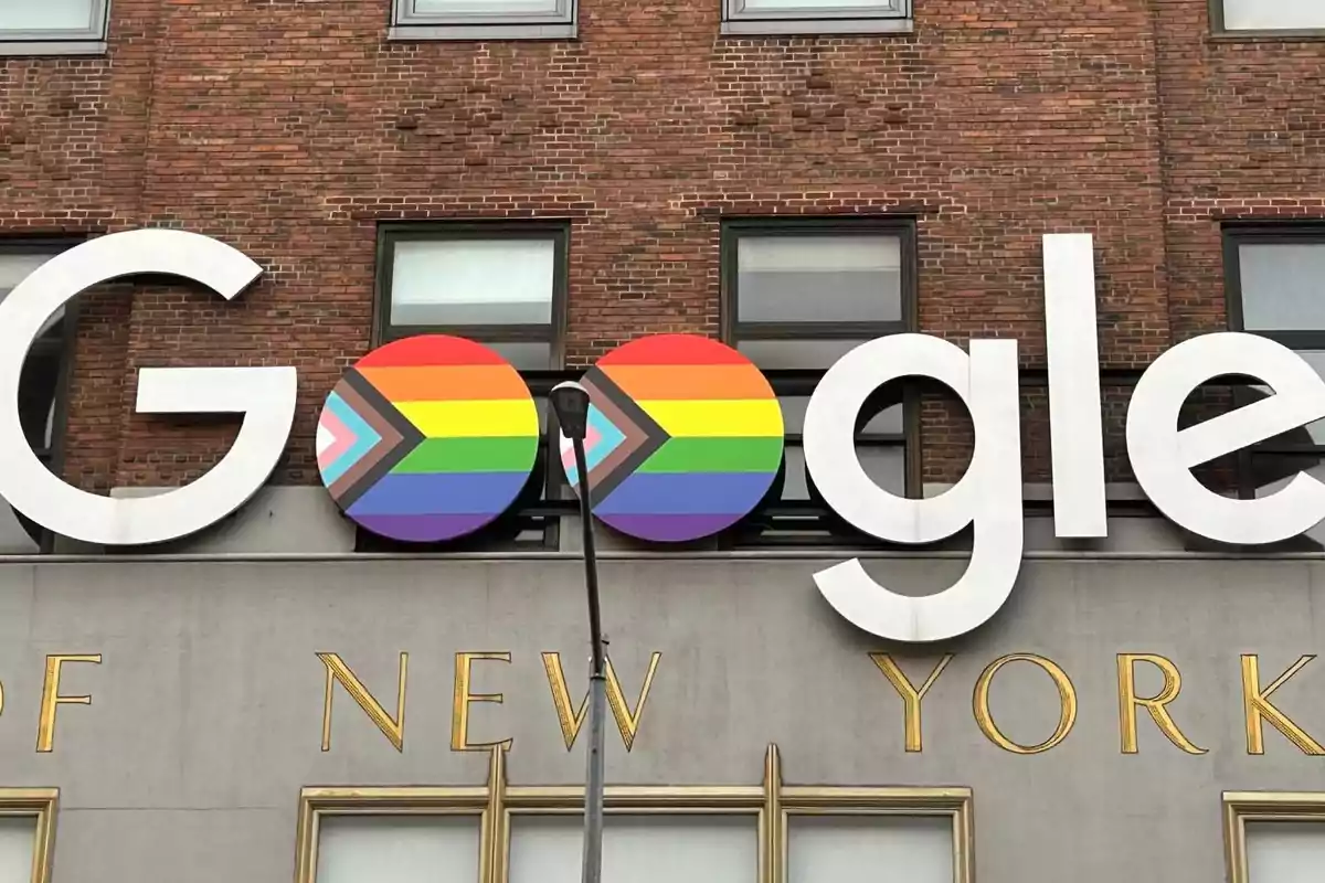 Edificio de Google en Nueva York con el logotipo decorado con los colores de la bandera del orgullo LGBTQ+.