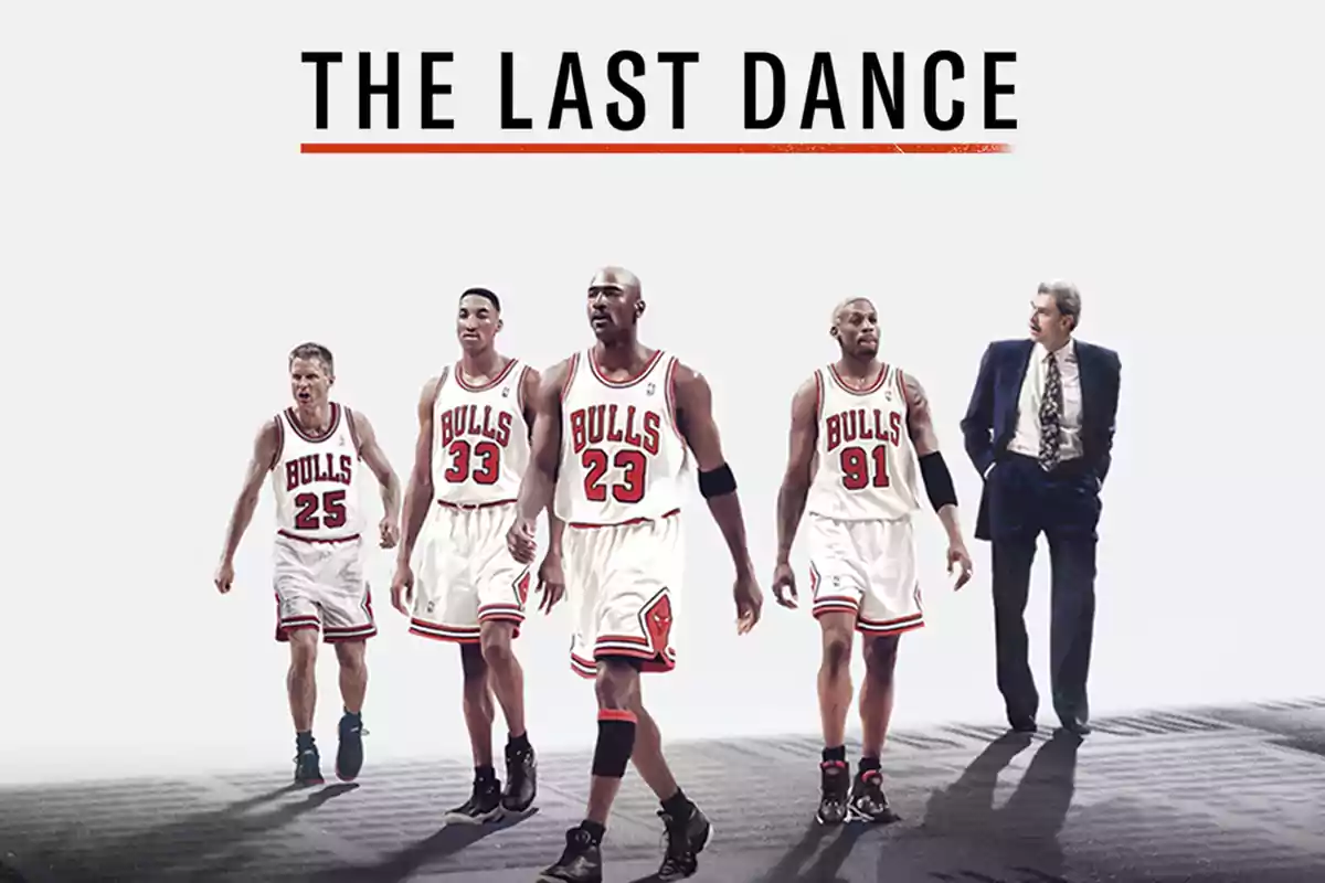 Cinco personas con uniformes de baloncesto de los Chicago Bulls y un hombre con traje caminando juntos bajo el título Cinco personas con uniformes de baloncesto de los Chicago Bulls y un hombre con traje caminando juntos bajo el título