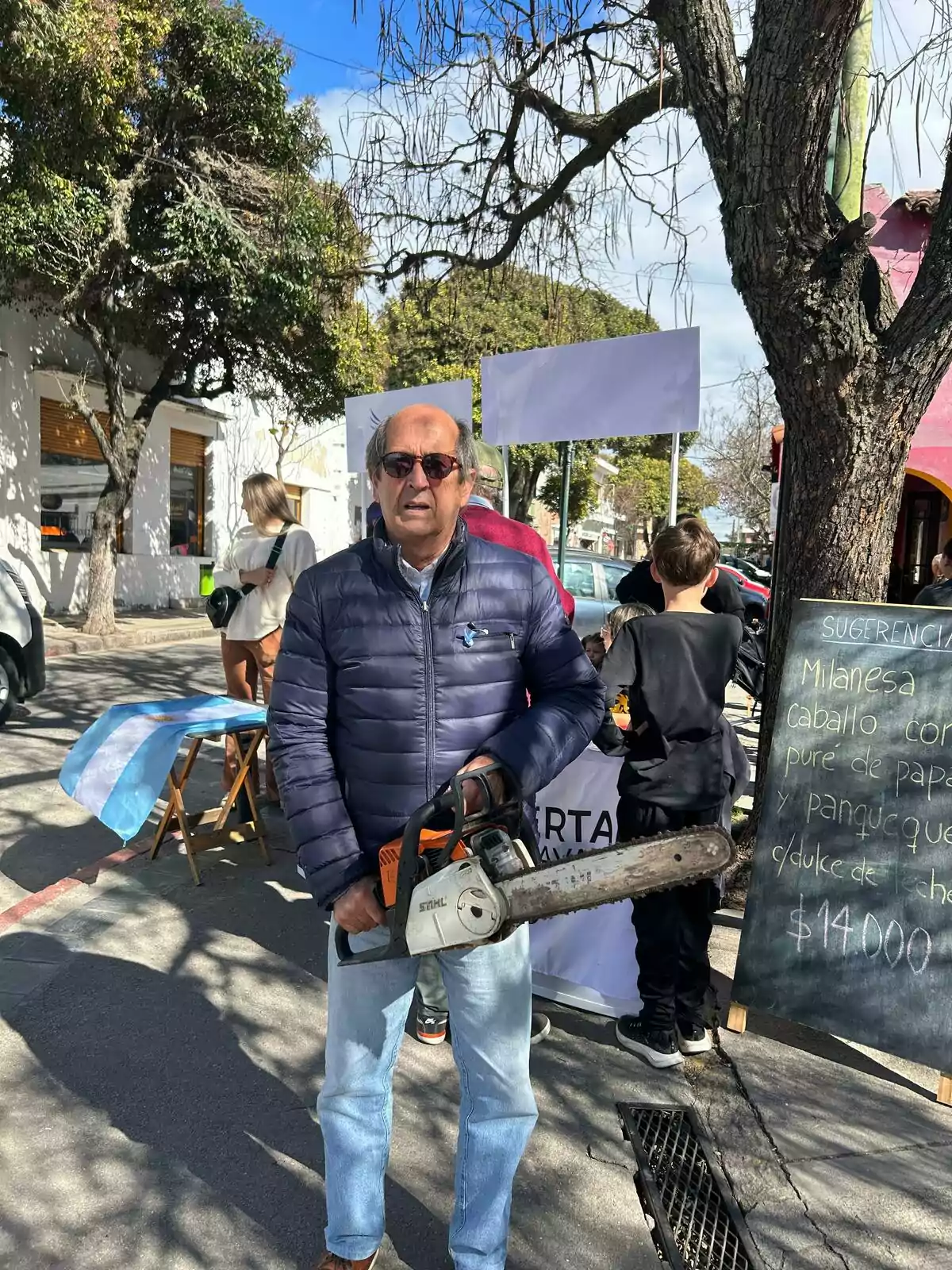 Vecino de La Cumbre con el emblemático símbolo del presidente: la motosierra Vecino de La Cumbre con el emblemático símbolo del presidente: la motosierra