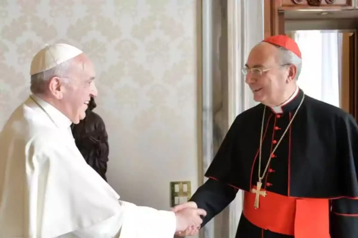 Dos líderes religiosos estrechándose la mano en una sala decorada elegantemente. Dos líderes religiosos estrechándose la mano en una sala decorada elegantemente.