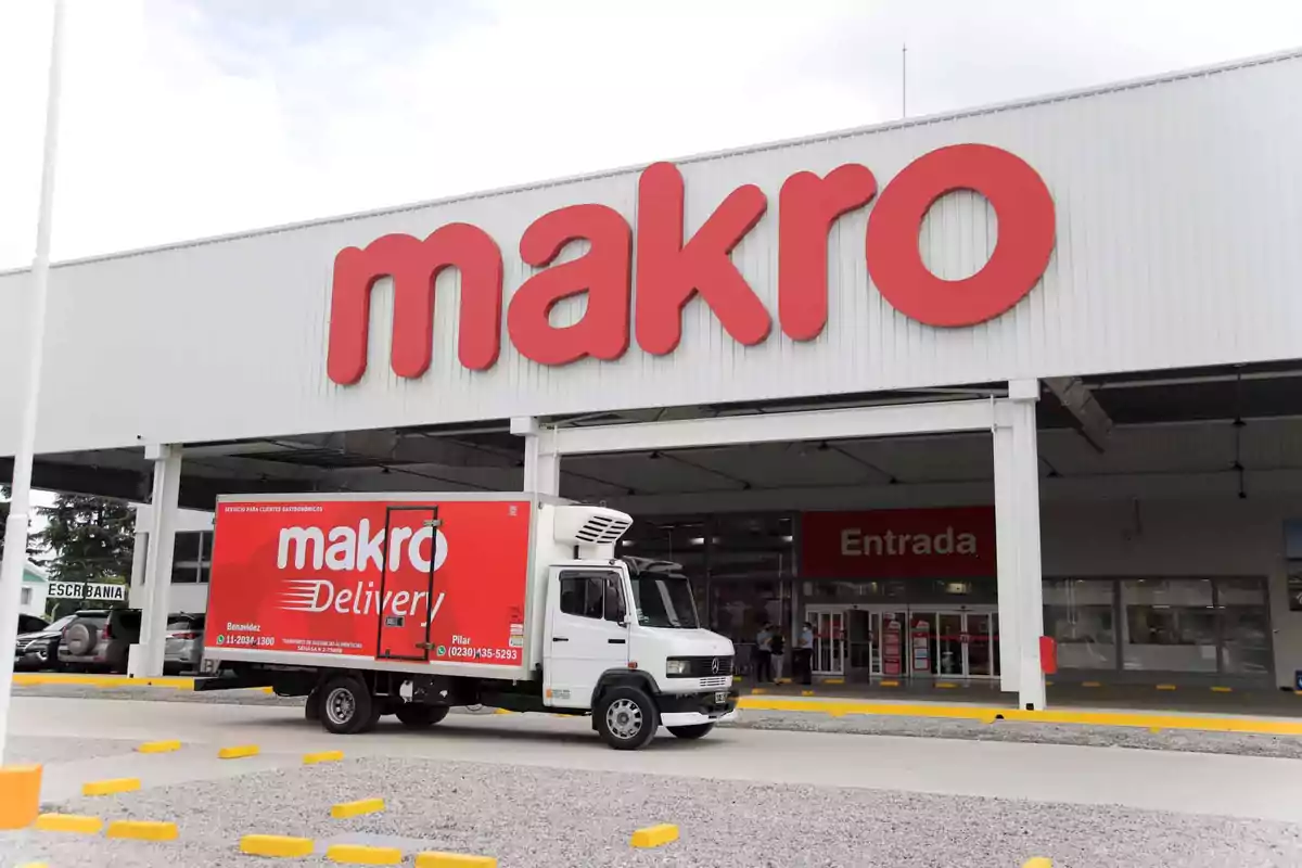 Camión de reparto de Makro estacionado frente a una tienda Makro.