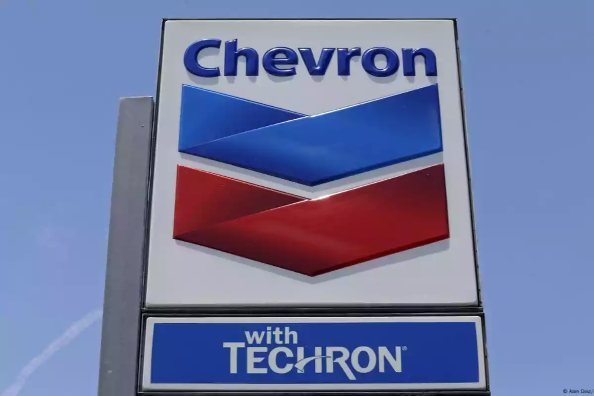 Un letrero de Chevron con los colores azul y rojo y el texto 