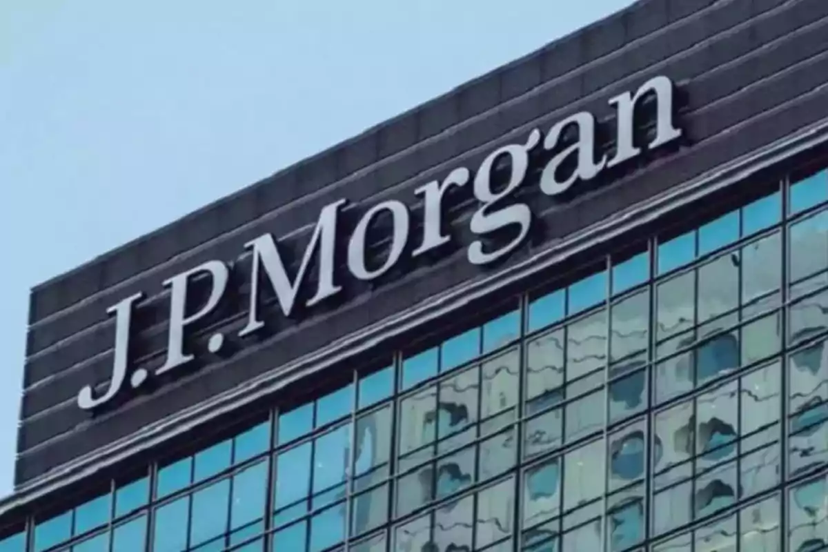 Edificio con el logotipo de J.P. Morgan en la parte superior. Edificio con el logotipo de J.P. Morgan en la parte superior.