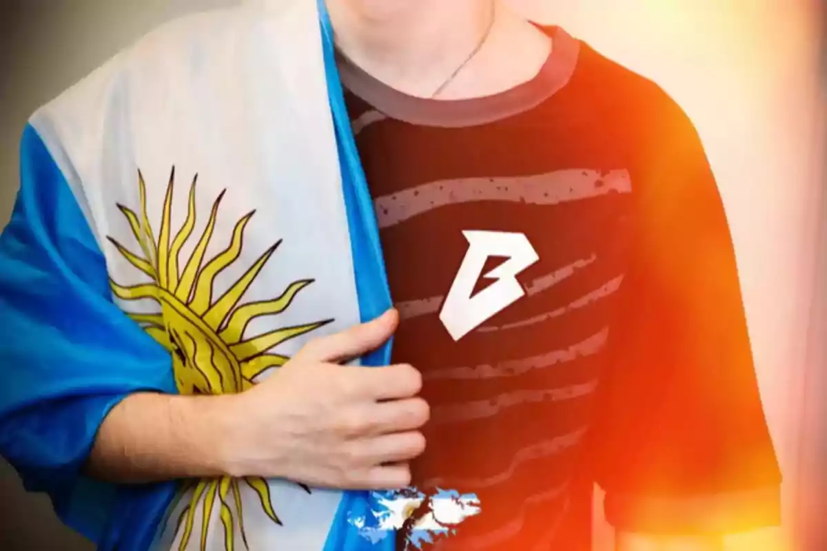 Persona vistiendo una camiseta con una letra Persona vistiendo una camiseta con una letra