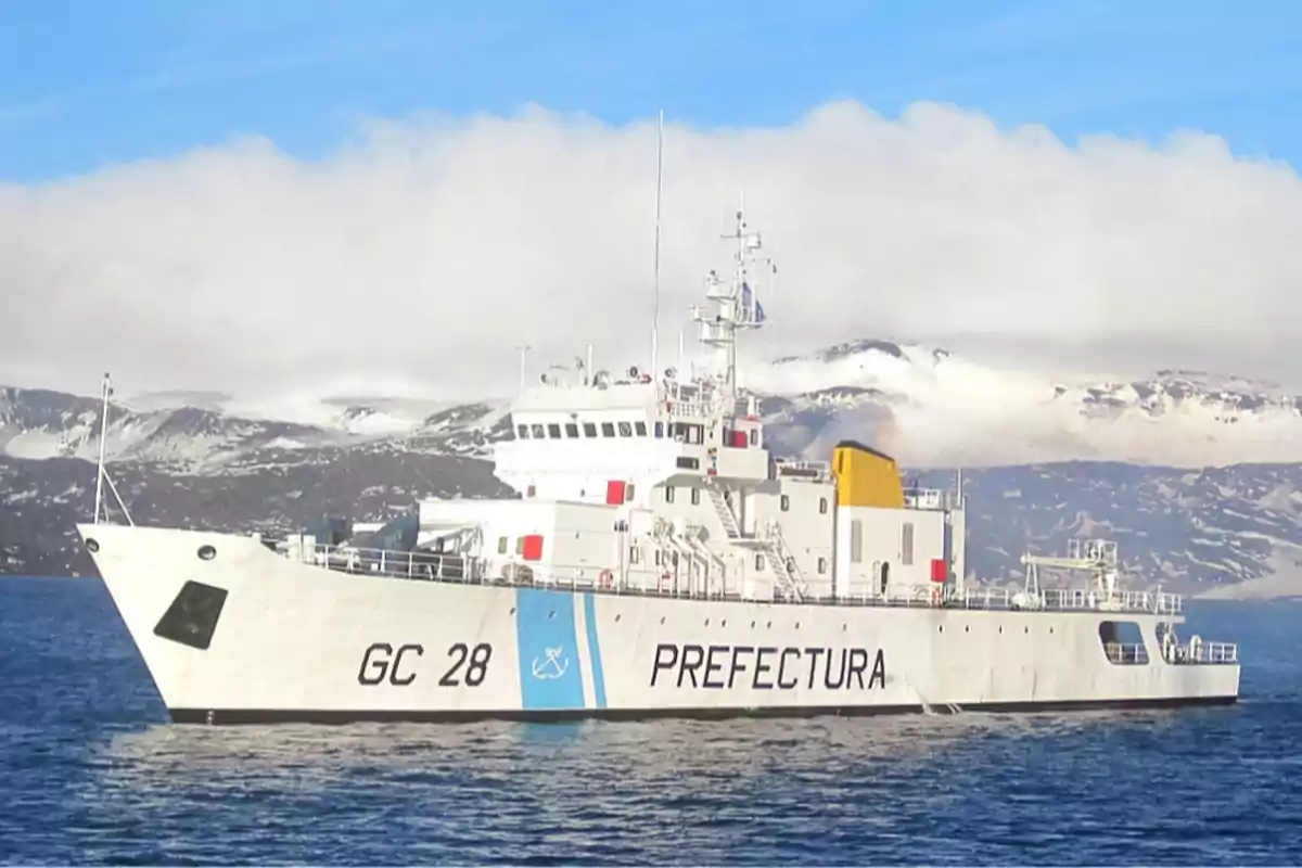 Buque de la Prefectura Naval Argentina navegando en aguas frías con montañas nevadas al fondo