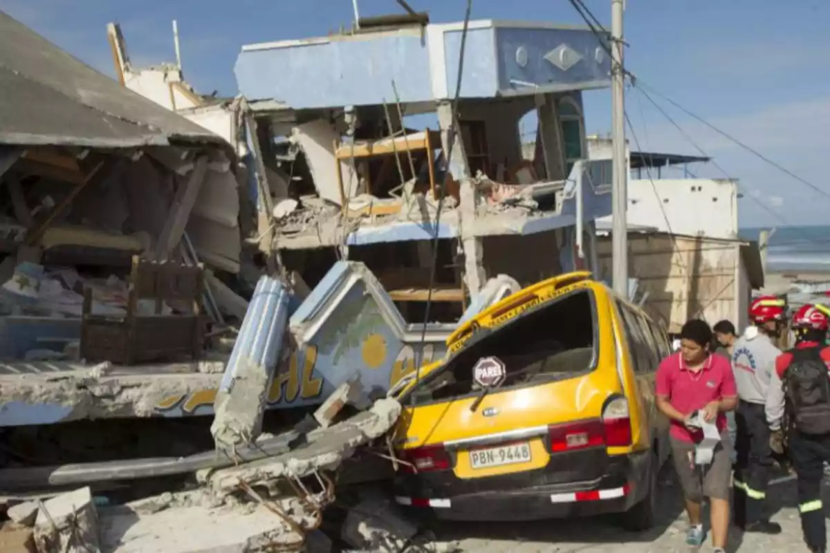 Collapsed building with a yellow taxi trapped among the rubble and several people, including rescuers, observing the scene Collapsed building with a yellow taxi trapped among the rubble and several people, including rescuers, observing the scene