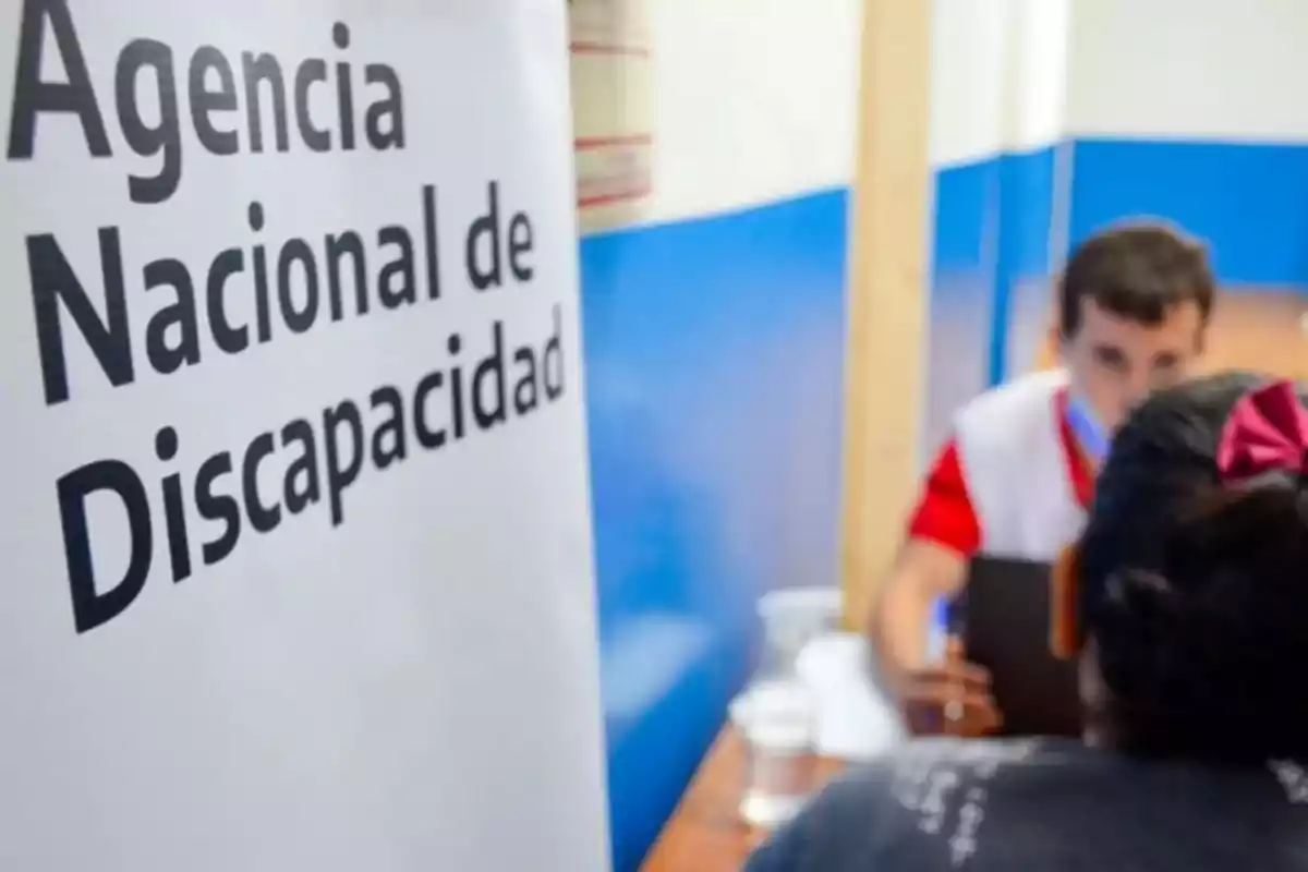 Persona siendo atendida en una oficina de la Agencia Nacional de Discapacidad.