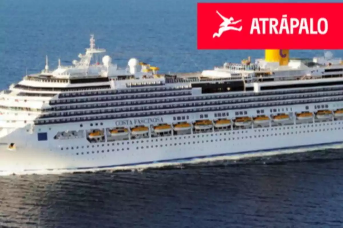 Un gran crucero navegando en el océano con un logotipo rojo en la esquina superior derecha. Un gran crucero navegando en el océano con un logotipo rojo en la esquina superior derecha.