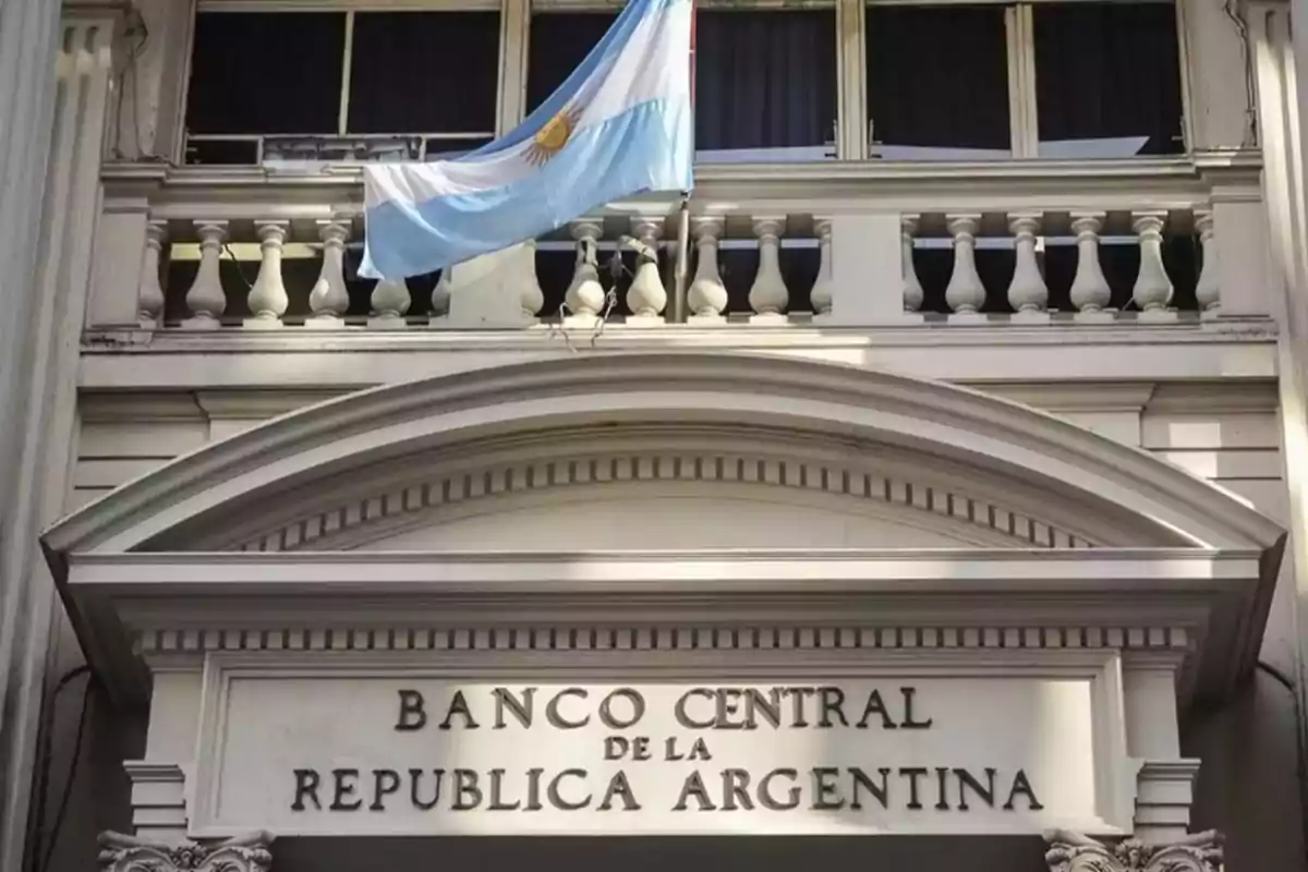 Fachada del Banco Central de la República Argentina con una bandera argentina ondeando. Fachada del Banco Central de la República Argentina con una bandera argentina ondeando.