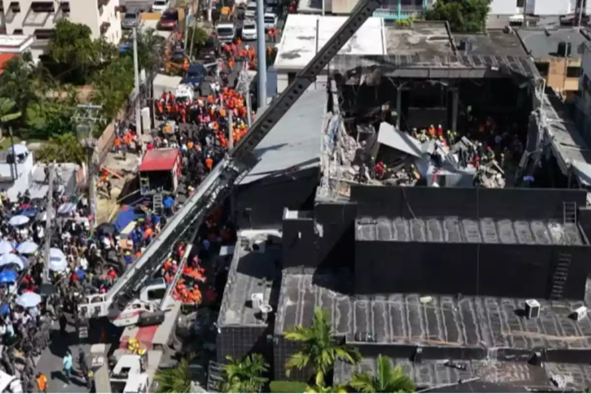Vista aérea de un edificio colapsado con equipos de rescate y numerosas personas trabajando en la zona afectada Vista aérea de un edificio colapsado con equipos de rescate y numerosas personas trabajando en la zona afectada