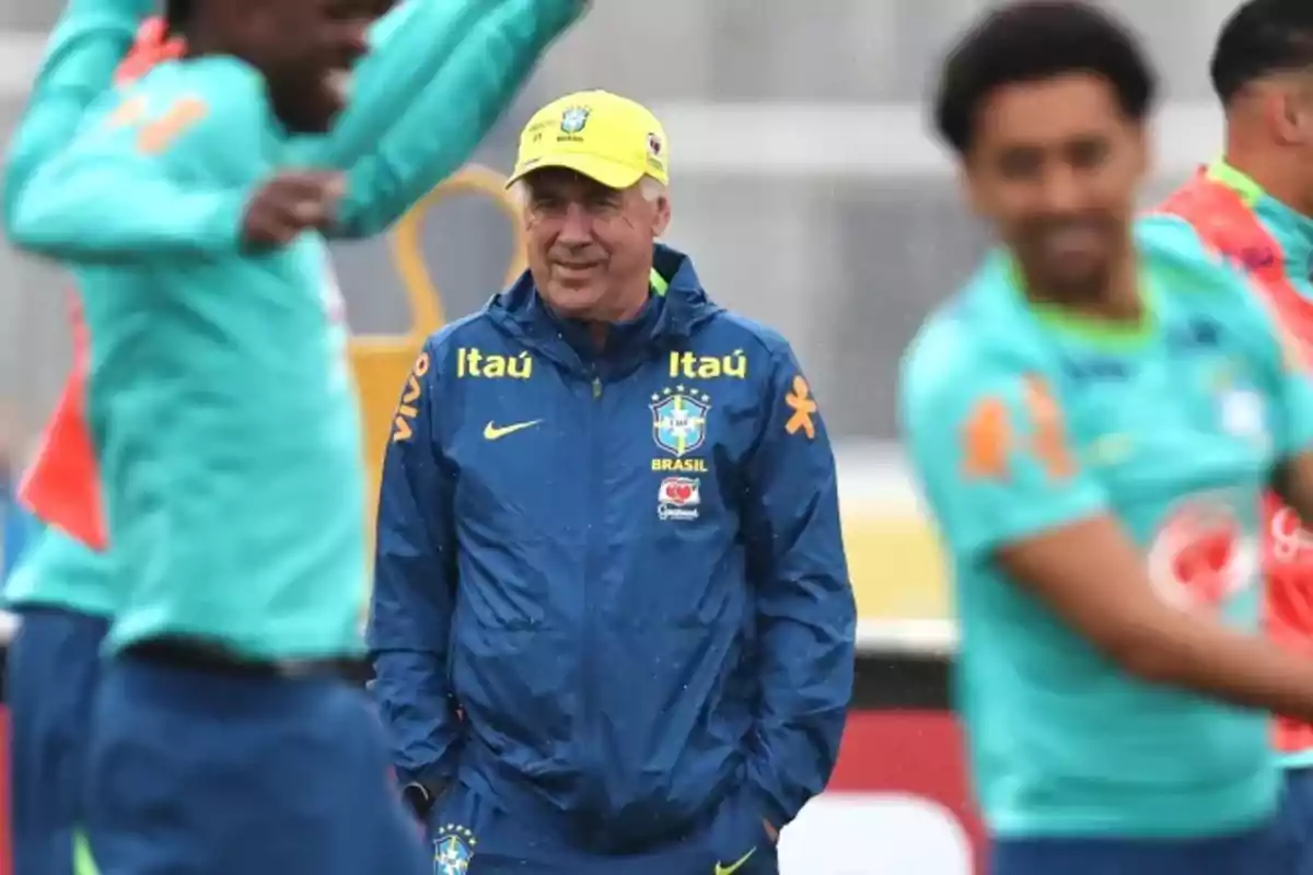 Entrenador de la selección de fútbol de Brasil observando a los jugadores durante un entrenamiento Entrenador de la selección de fútbol de Brasil observando a los jugadores durante un entrenamiento