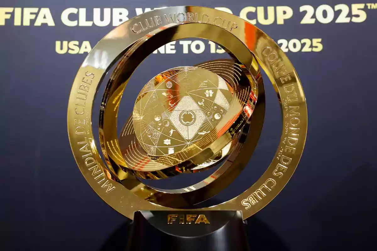 Trofeo dorado del Mundial de Clubes de la FIFA con fondo que anuncia la edición 2025 en Estados Unidos