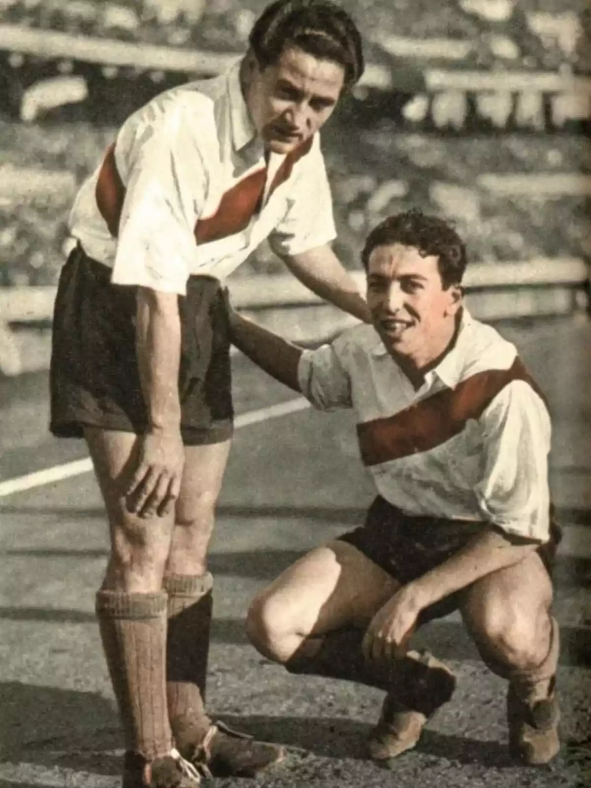 Dos futbolistas con uniforme de River Plate posan en el campo de juego. Dos futbolistas con uniforme de River Plate posan en el campo de juego.