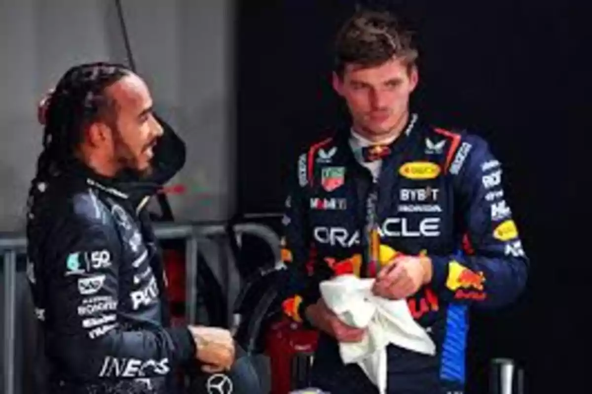 Dos pilotos de Fórmula 1 conversando en el paddock.