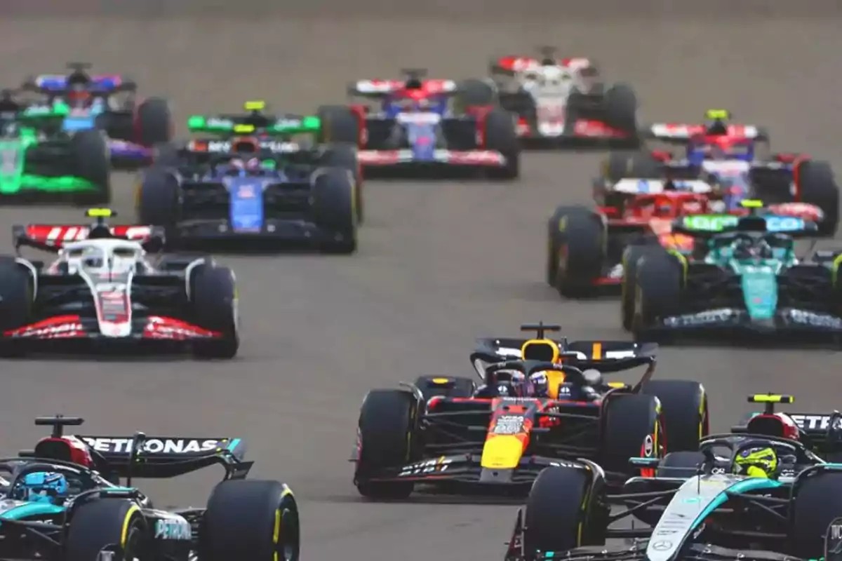 Coches de Fórmula 1 compitiendo en una carrera en pista.