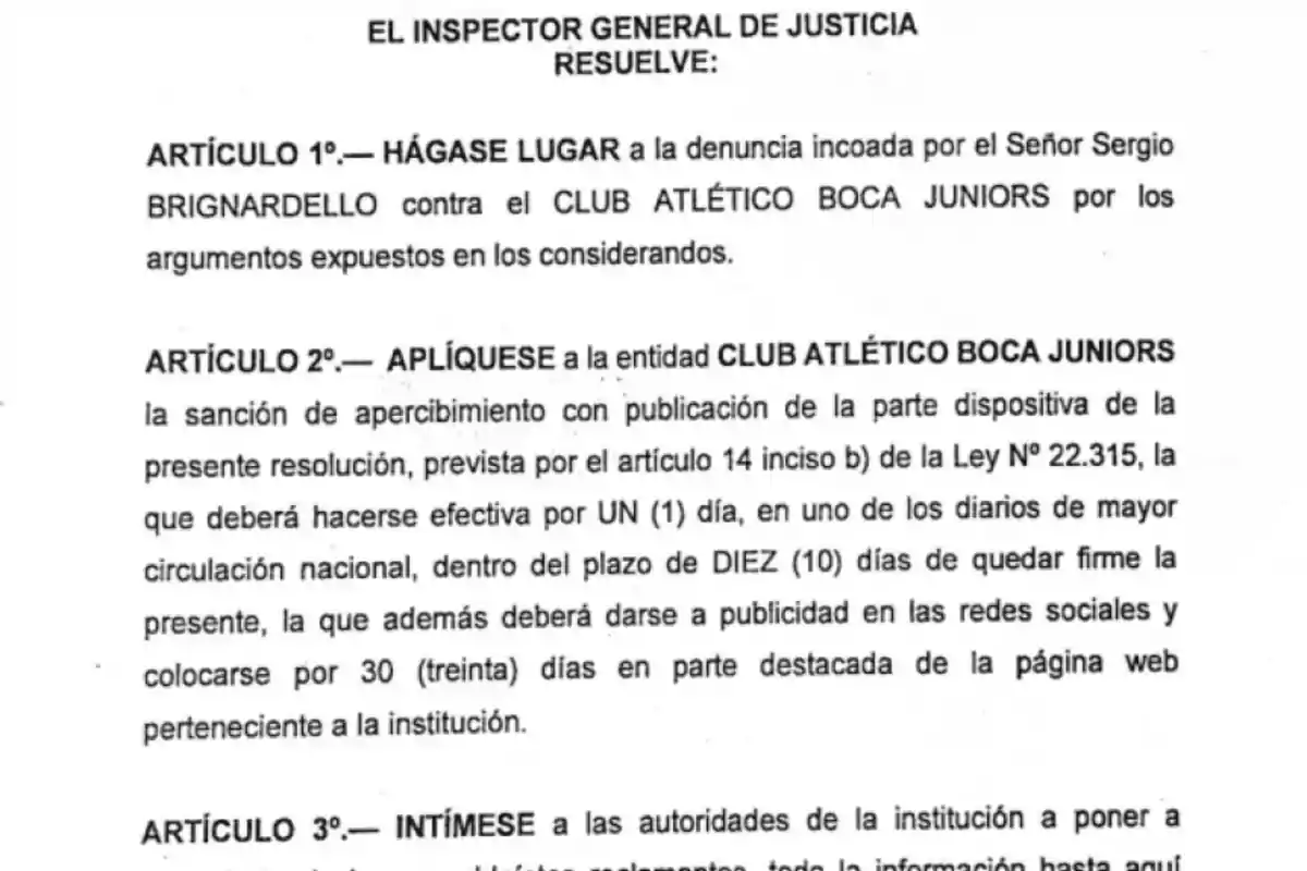 El documento muestra una resolución del Inspector General de Justicia que incluye varios artículos, entre ellos, uno que da lugar a una denuncia contra el Club Atlético Boca Juniors y otro que aplica una sanción de apercibimiento con publicación en medios de comunicación y redes sociales. El documento muestra una resolución del Inspector General de Justicia que incluye varios artículos, entre ellos, uno que da lugar a una denuncia contra el Club Atlético Boca Juniors y otro que aplica una sanción de apercibimiento con publicación en medios de comunicación y redes sociales.
