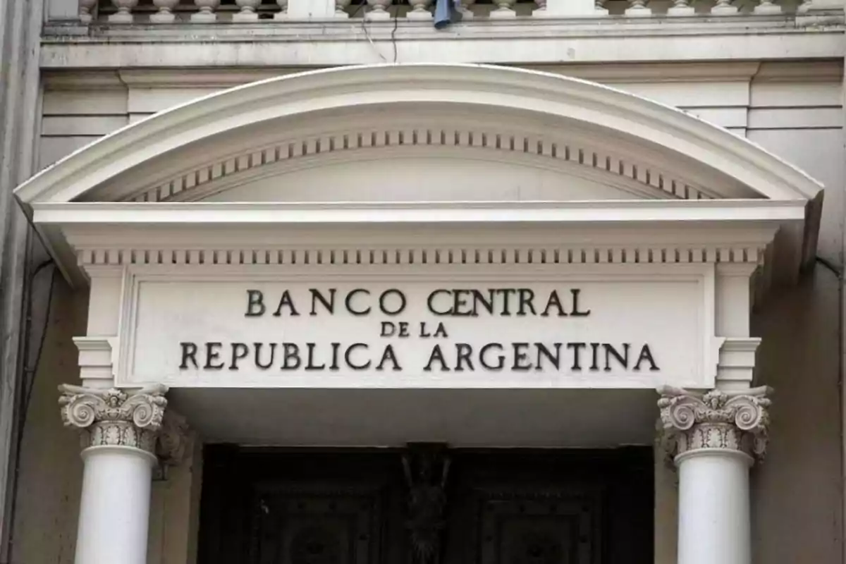 Fachada del Banco Central de la República Argentina con columnas y un cartel en la entrada.