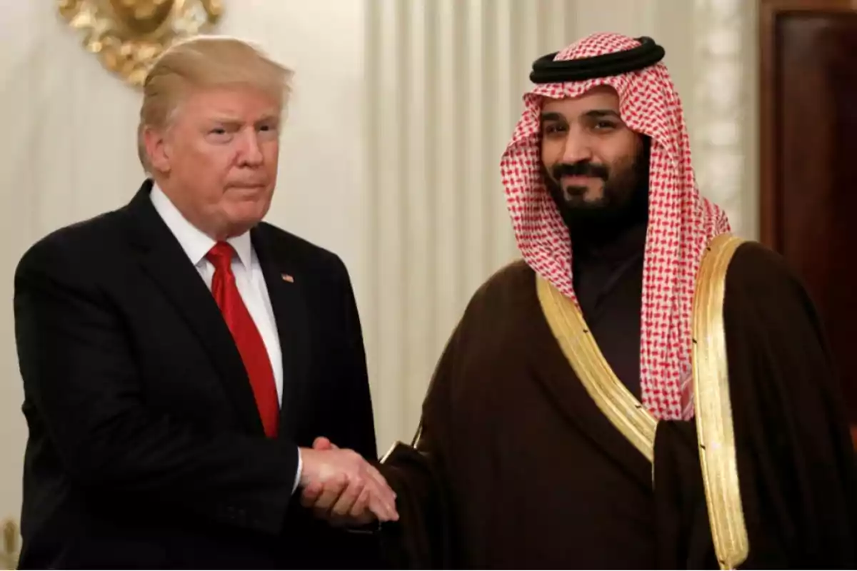 Dos hombres dándose la mano en un entorno formal. Dos hombres dándose la mano en un entorno formal.