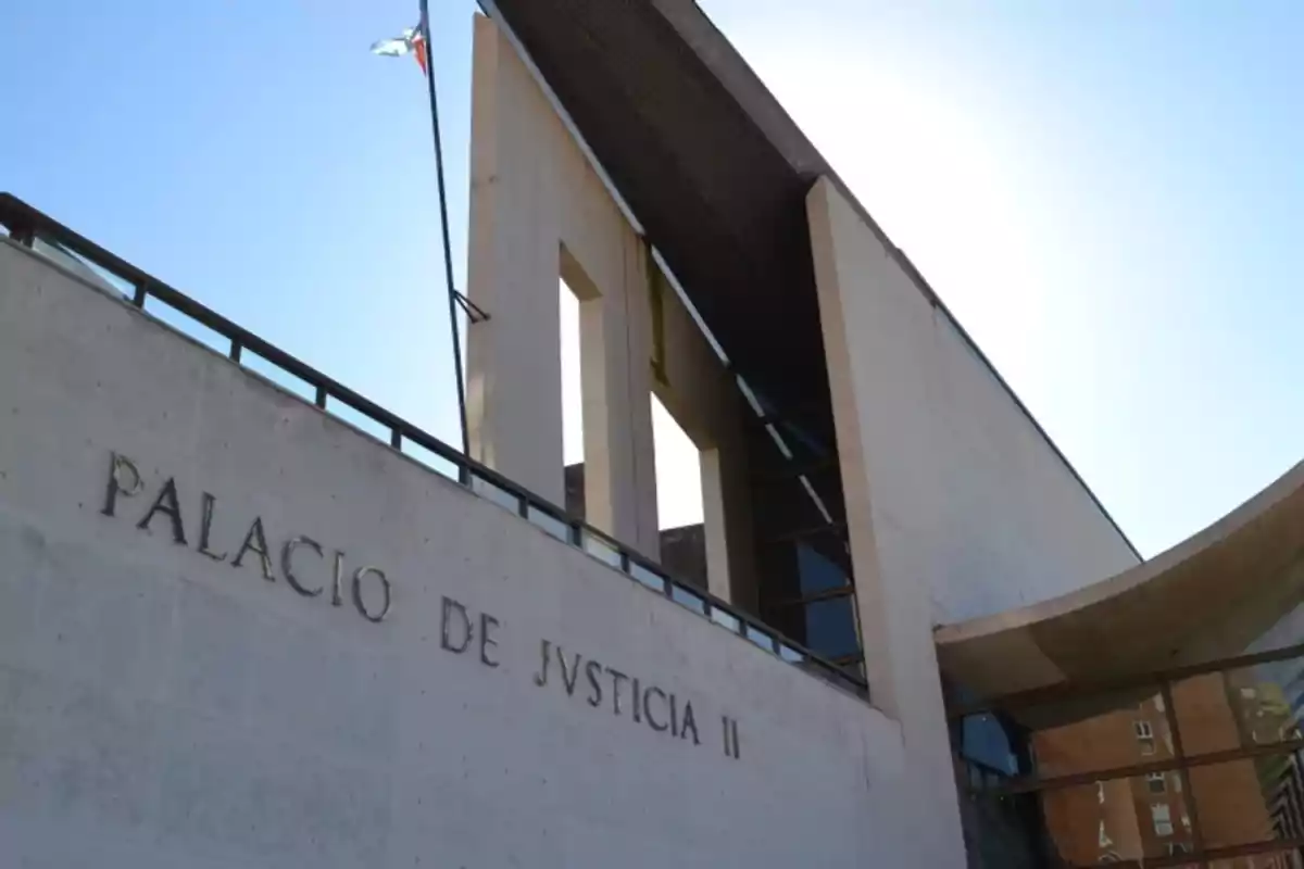 Edificio moderno del Palacio de Justicia con una bandera ondeando en lo alto.