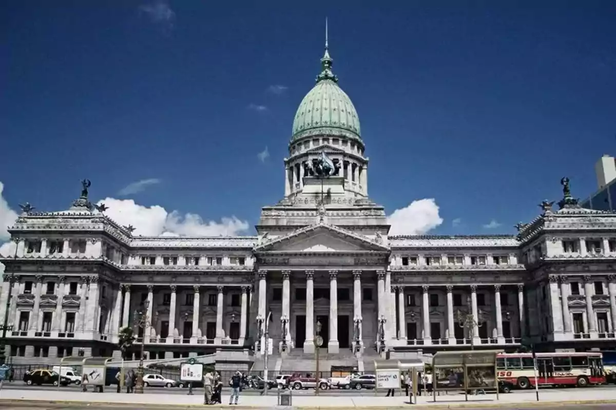 Edificio del Congreso Nacional de Argentina con cielo azul y algunas nubes.