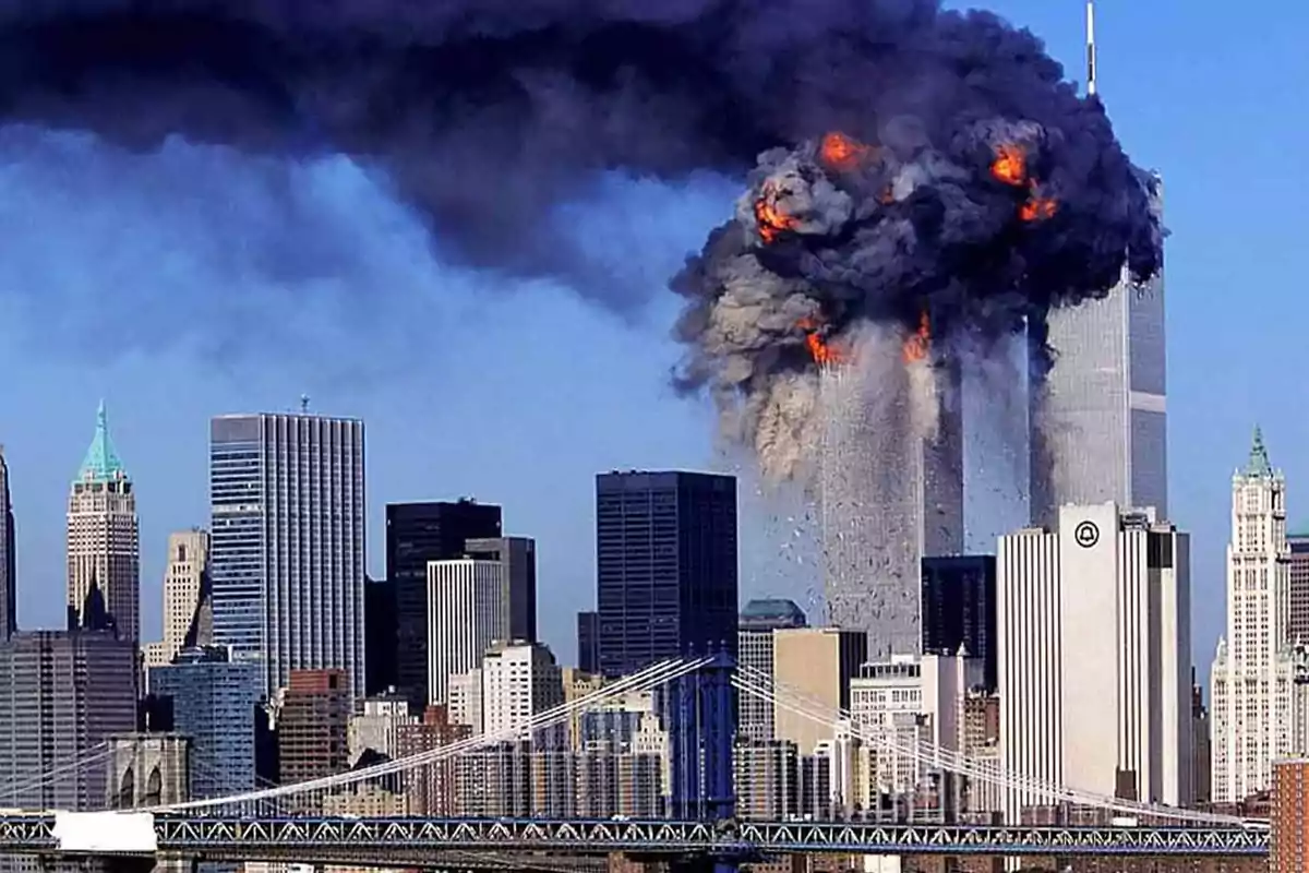 Las Torres Gemelas de Nueva York en llamas y con humo negro tras los ataques del 11 de septiembre de 2001.