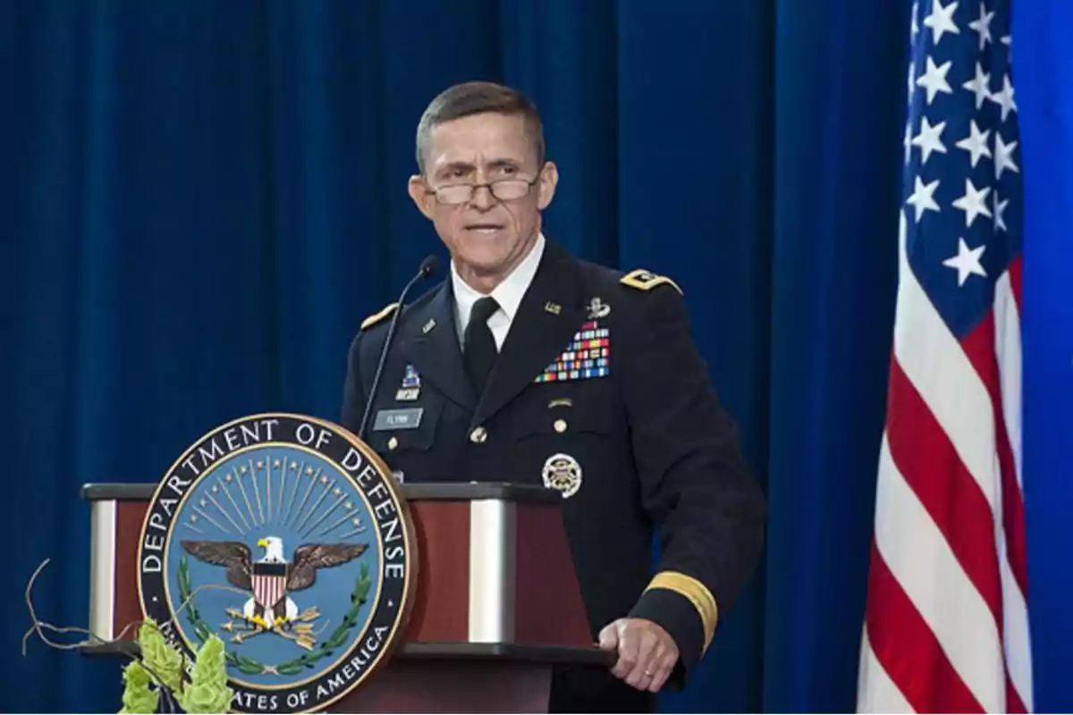 Un hombre en uniforme militar habla en un podio con el emblema del Departamento de Defensa de los Estados Unidos y una bandera estadounidense al fondo. Un hombre en uniforme militar habla en un podio con el emblema del Departamento de Defensa de los Estados Unidos y una bandera estadounidense al fondo.