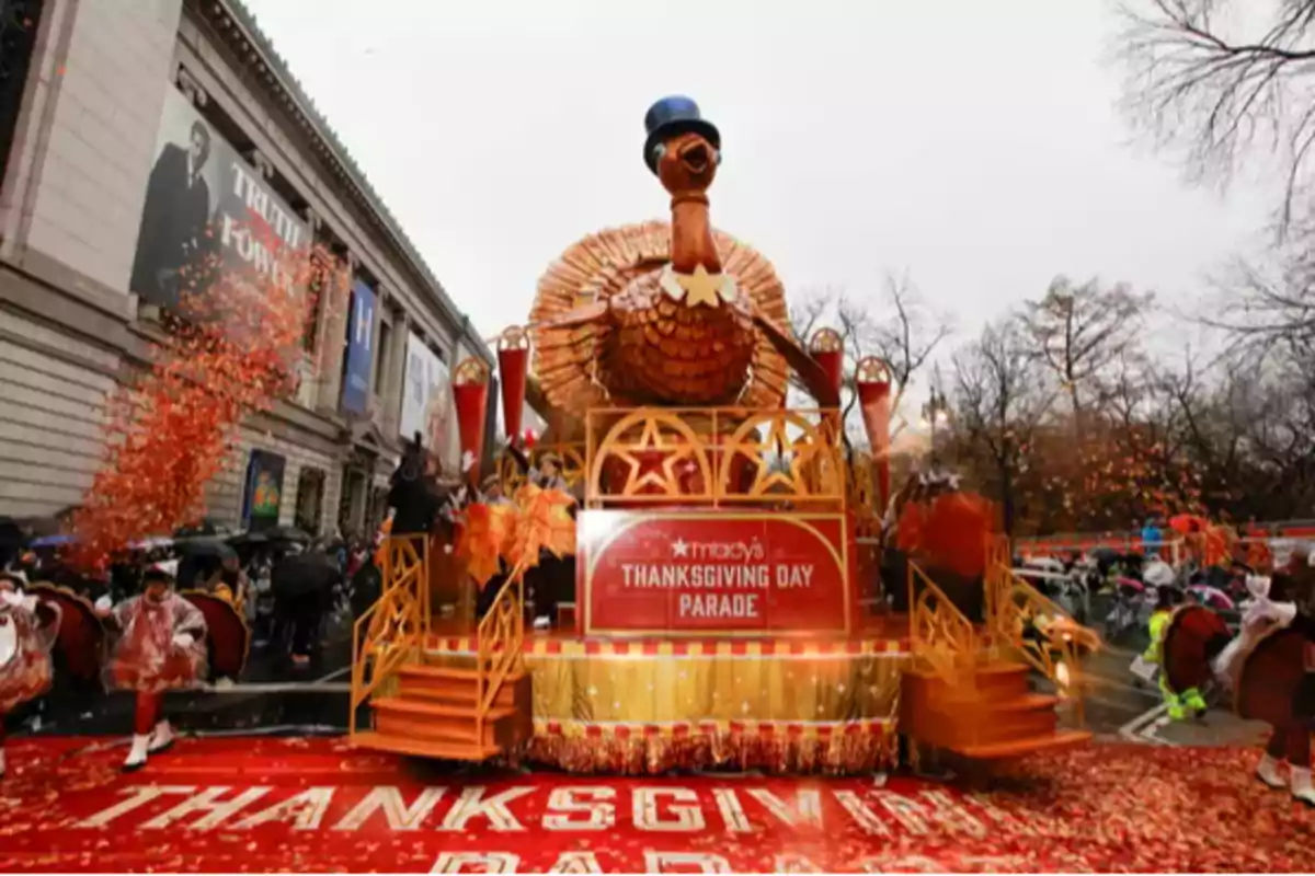 Un carro alegórico con un pavo gigante y decoraciones festivas participa en el desfile del Día de Acción de Gracias de Macy's.