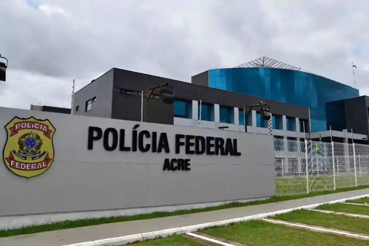 Edificio de la Policía Federal en Acre con un letrero grande y un escudo en la fachada.