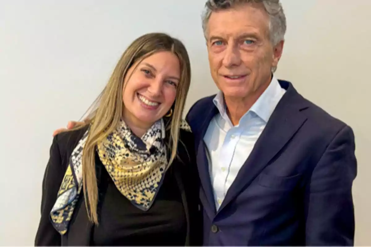 Dos personas sonriendo y posando juntas frente a un fondo claro. Dos personas sonriendo y posando juntas frente a un fondo claro.