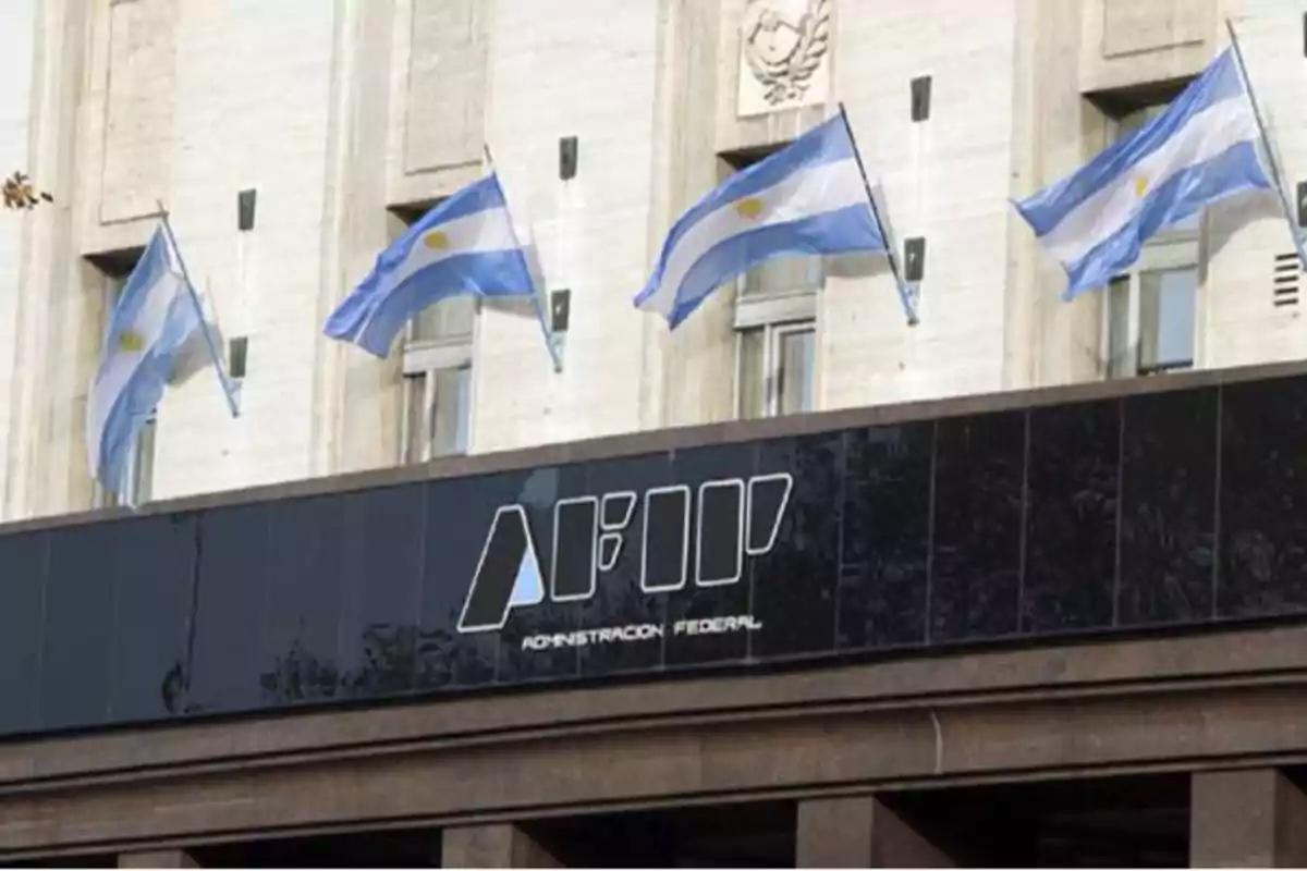 Edificio de la AFIP con banderas argentinas ondeando en la fachada.