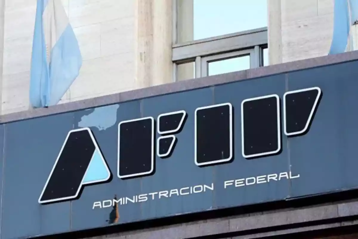 Edificio de la Administración Federal de Ingresos Públicos (AFIP) con una bandera argentina ondeando.