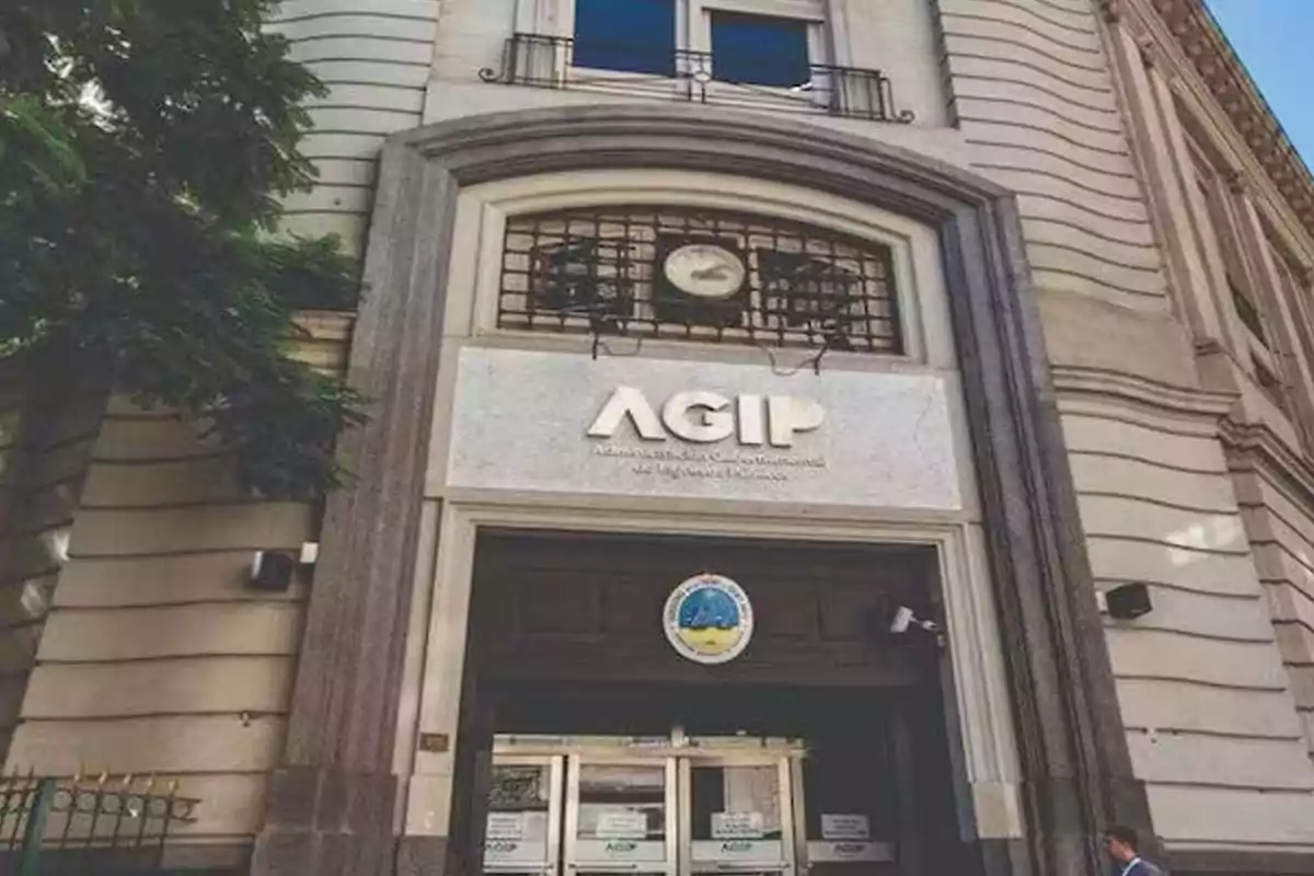 Edificio de la AGIP con fachada de estilo clásico y entrada principal. Edificio de la AGIP con fachada de estilo clásico y entrada principal.