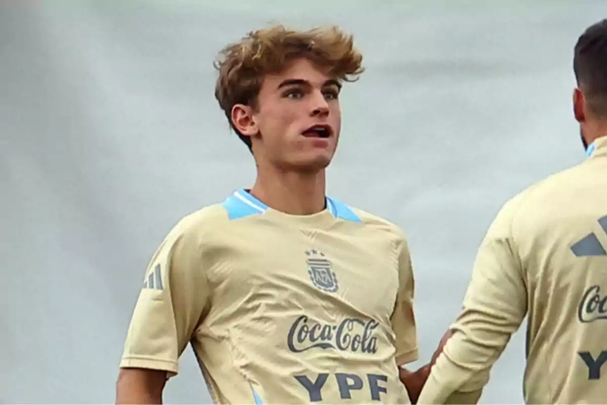 Young player wearing a beige Argentina national team training jersey during a practice session Young player wearing a beige Argentina national team training jersey during a practice session