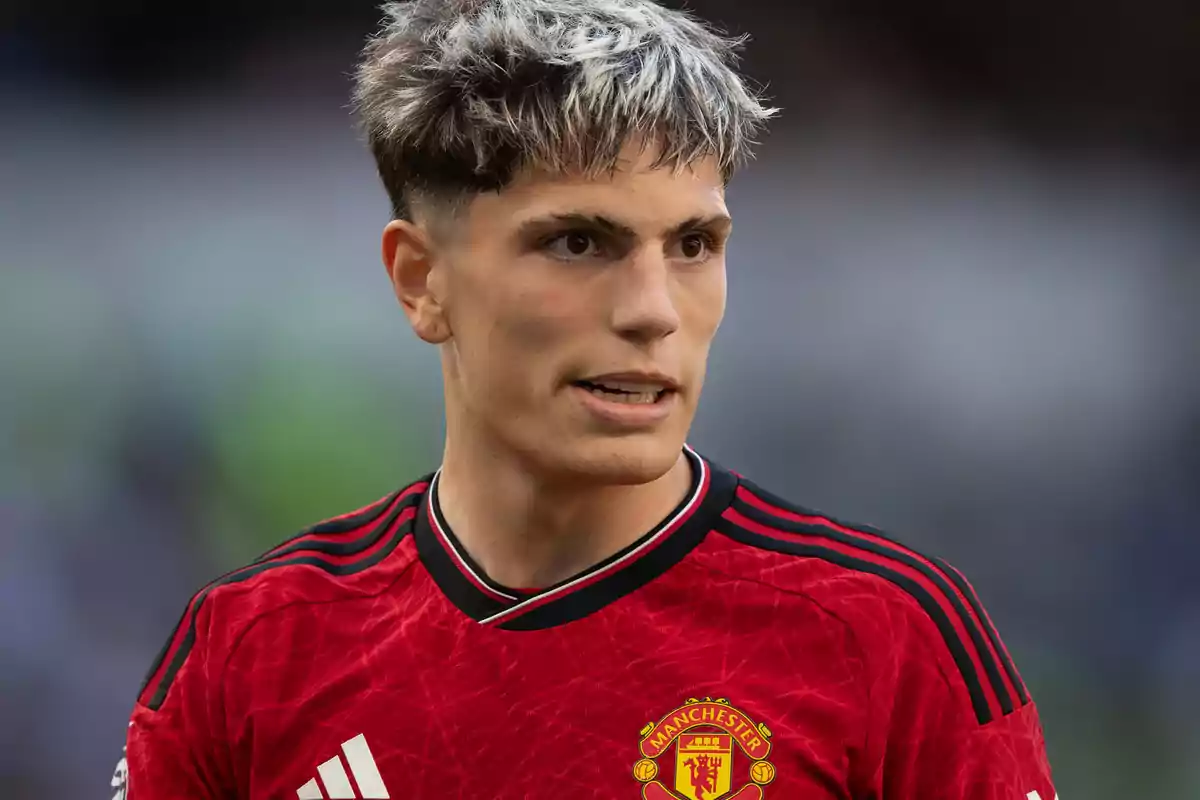 Jugador de fútbol con camiseta roja del Manchester United durante un partido